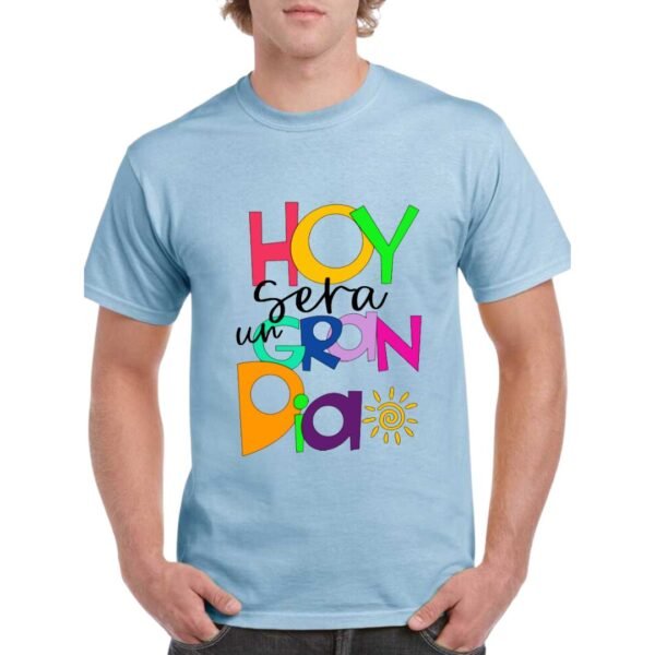 Camiseta de algodón de color azul celeste personalizada con una frase motivacional HOY SERA UN GRAN DIA en colores variados y muy vivos