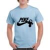 camiseta de algodón de color azul celeste personalizada con una replica del logo de NIKE poniendo PEKE y colgando un chupete del logo nike