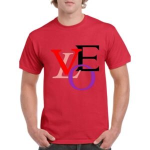 Camiseta de algodón de color rojo personalizada con la palabra LOVE en mayusculas y entrelazando las letras en un color cada una diferente