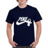 camiseta de algodón de color azul marino personalizada con una replica del logo de NIKE poniendo PEKE y colgando un chupete del logo nike