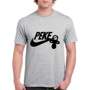 camiseta de algodón de color gris personalizada con una replica del logo de NIKE poniendo PEKE y colgando un chupete del logo nike