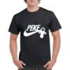 camiseta de algodón de color negra personalizada con una replica del logo de NIKE poniendo PEKE y colgando un chupete del logo nike