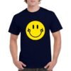 Camiseta de algodón de color azul marino personalizada con la cara SMAIL con una sonrisa haciendo una peineta