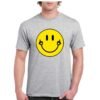 Camiseta de algodón de color gris personalizada con la cara SMAIL con una sonrisa haciendo una peineta
