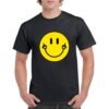Camiseta de algodón de color negro personalizada con la cara SMAIL con una sonrisa haciendo una peineta