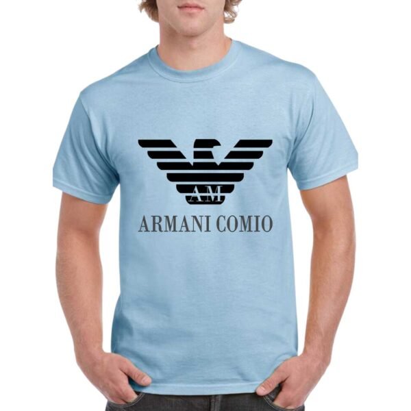 Camiseta manga corta de algodón de color azul celeste personalizada con el logo de ARMANI combinado con el juego de palabras ARMANI COMIO.