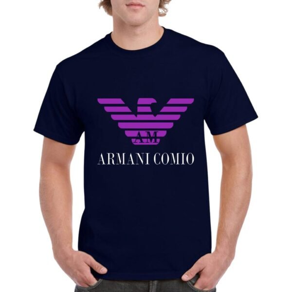 Camiseta manga corta de algodón de color azul marino personalizada con el logo de ARMANI combinado con el juego de palabras ARMANI COMIO.