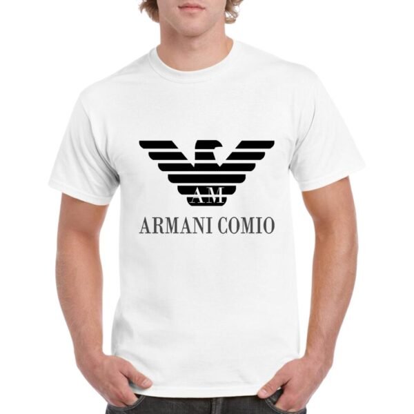 Camiseta manga corta de algodón de color blanco personalizada con el logo de ARMANI combinado con el juego de palabras ARMANI COMIO.