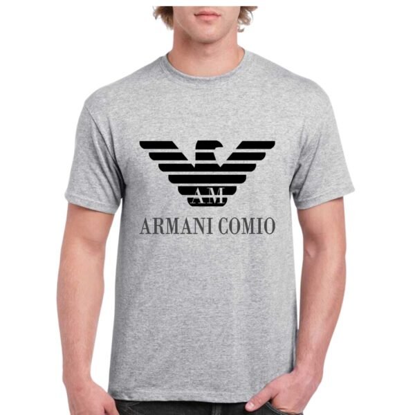 Camiseta manga corta de algodón de color gris personalizada con el logo de ARMANI combinado con el juego de palabras ARMANI COMIO.
