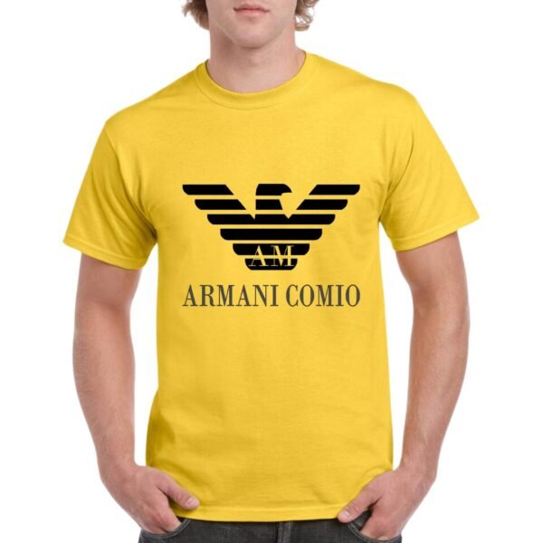 Camiseta manga corta de algodón de color amarillo personalizada con el logo de ARMANI combinado con el juego de palabras ARMANI COMIO.