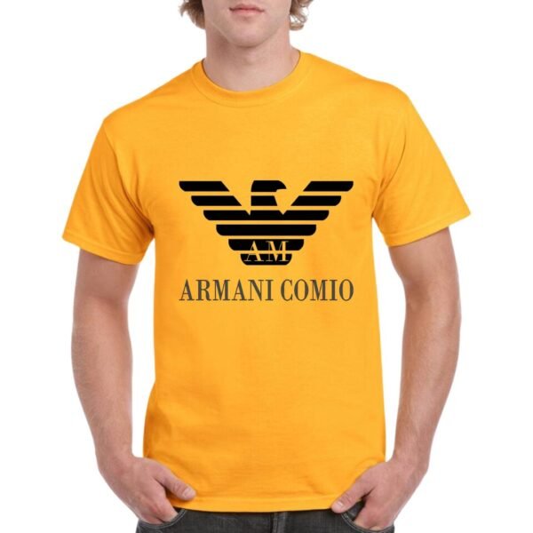 Camiseta manga corta de algodón de color naranja personalizada con el logo de ARMANI combinado con el juego de palabras ARMANI COMIO.