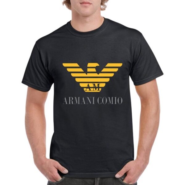 Camiseta manga corta de algodón de color negro personalizada con el logo de ARMANI combinado con el juego de palabras ARMANI COMIO.