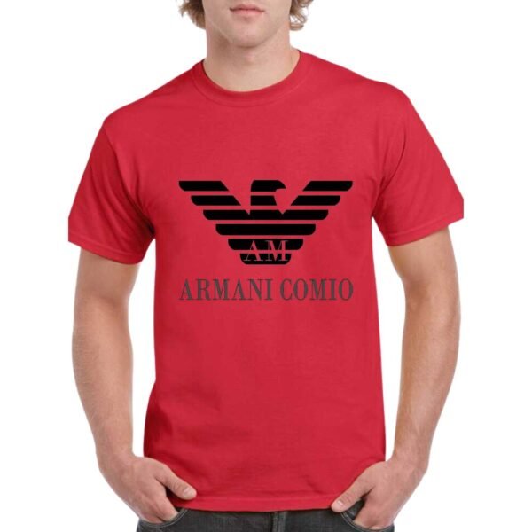 Camiseta manga corta de algodón de color rojo personalizada con el logo de ARMANI combinado con el juego de palabras ARMANI COMIO.