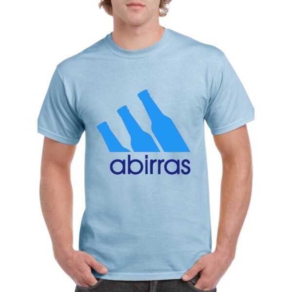 Camiseta de algodón de color azul celeste personalizada con una caricatura de la famosa marca adidas pero utilizando ABIRRAS