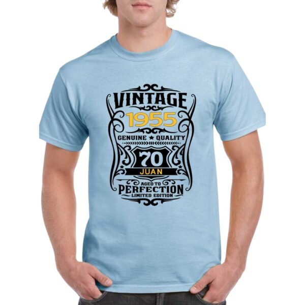 Camiseta de algodón de color azul celeste personalizada con una simulación a una etiqueta de Jack Daniels indicando la añada como el año de nacimiento, el nombre y la edad de la persona que cumpleaños