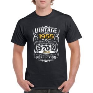 Camiseta de algodón de color negro personalizada con una simulación a una etiqueta de Jack Daniels indicando la añada como el año de nacimiento, el nombre y la edad de la persona que cumpleaños