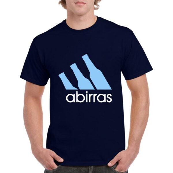 Camiseta de algodón de color azul marino personalizada con una caricatura de la famosa marca adidas pero utilizando ABIRRAS