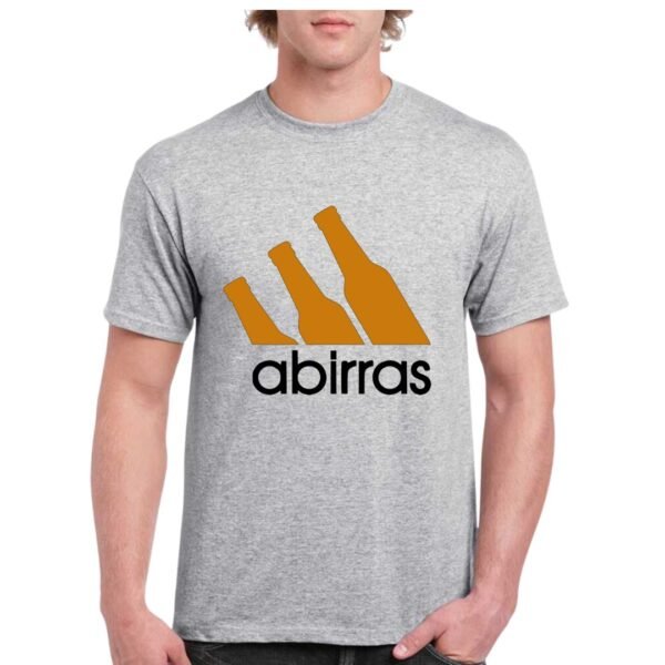 Camiseta de algodón de color gris personalizada con una caricatura de la famosa marca adidas pero utilizando ABIRRAS