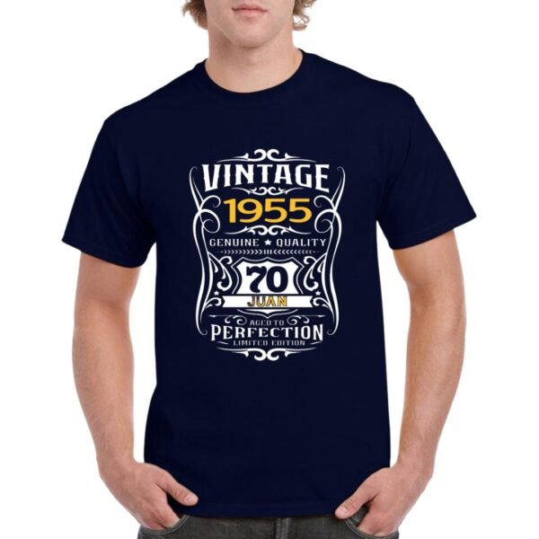 Camiseta de algodón de color azul marino personalizada con una simulación a una etiqueta de Jack Daniels indicando la añada como el año de nacimiento, el nombre y la edad de la persona que cumpleaños