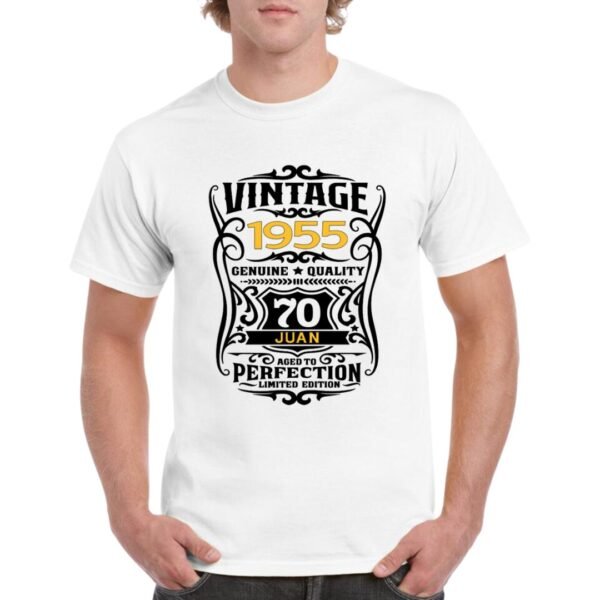 Camiseta de algodón de color blanco personalizada con una simulación a una etiqueta de Jack Daniels indicando la añada como el año de nacimiento, el nombre y la edad de la persona que cumpleaños