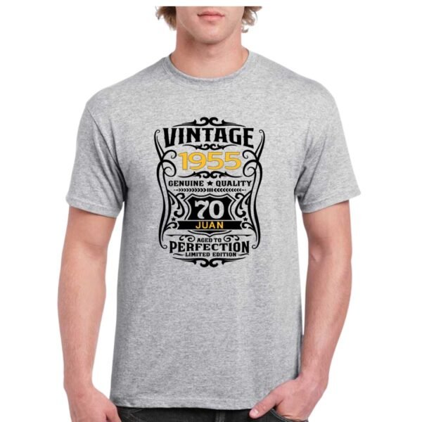 Camiseta de algodón de color gris personalizada con una simulación a una etiqueta de Jack Daniels indicando la añada como el año de nacimiento, el nombre y la edad de la persona que cumpleaños