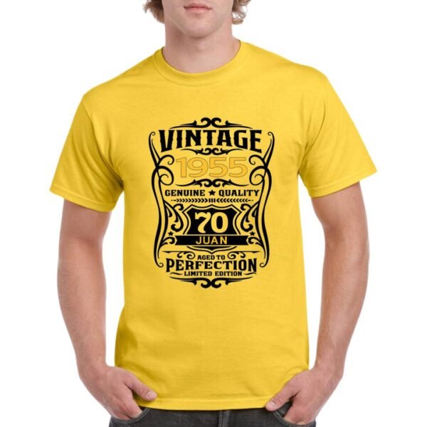 Camiseta de algodón de color amarillo personalizada con una simulación a una etiqueta de Jack Daniels indicando la añada como el año de nacimiento, el nombre y la edad de la persona que cumpleaños
