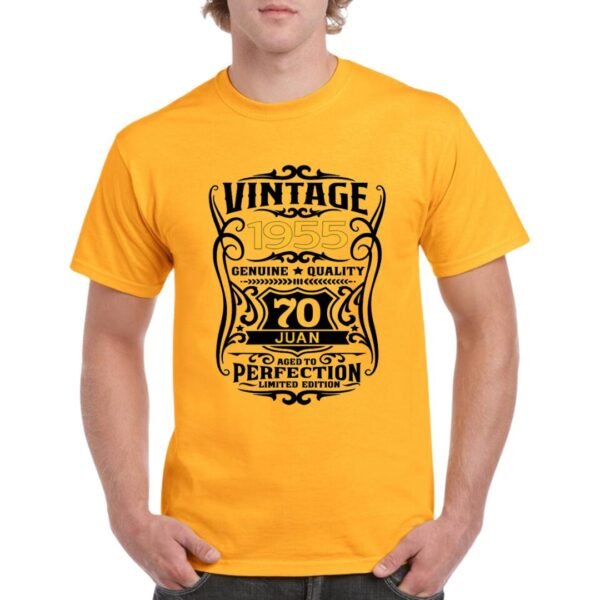 Camiseta de algodón de color naranja personalizada con una simulación a una etiqueta de Jack Daniels indicando la añada como el año de nacimiento, el nombre y la edad de la persona que cumpleaños