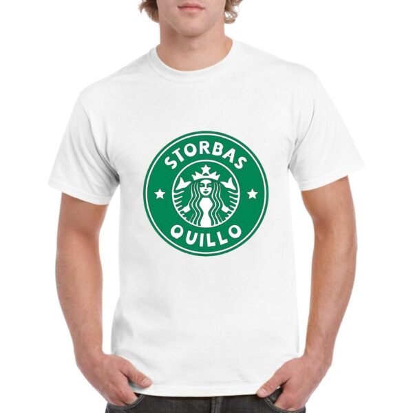 Camiseta de algodón de color blanco personalizada con una caricaturación del logo de Starbucks pero con el nombre STORBAS