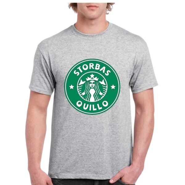 Camiseta de algodón de color gris personalizada con una caricaturación del logo de Starbucks pero con el nombre STORBAS