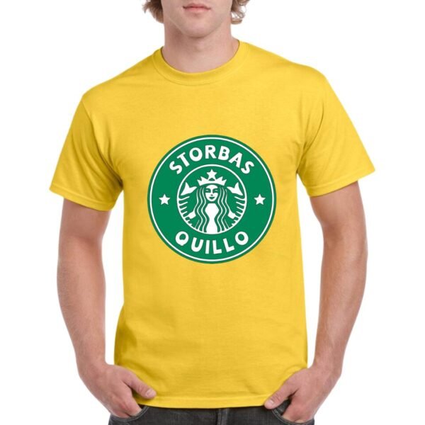 Camiseta de algodón de color amarillo personalizada con una caricaturación del logo de Starbucks pero con el nombre STORBAS