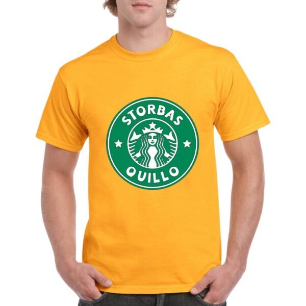 Camiseta de algodón de color naranja personalizada con una caricaturación del logo de Starbucks pero con el nombre STORBAS