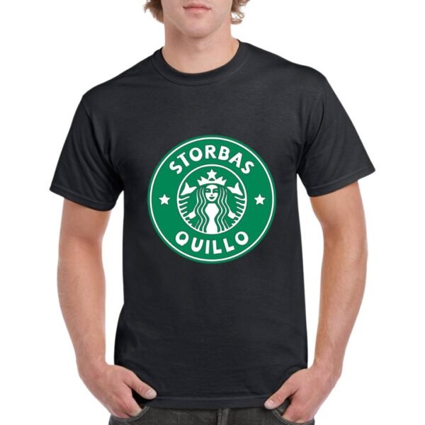 Camiseta de algodón de color negro personalizada con una caricaturación del logo de Starbucks pero con el nombre STORBAS