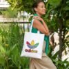 Foto chica joven con un tote bag blanco personalizado con el logo de ADIDAS en multicolor