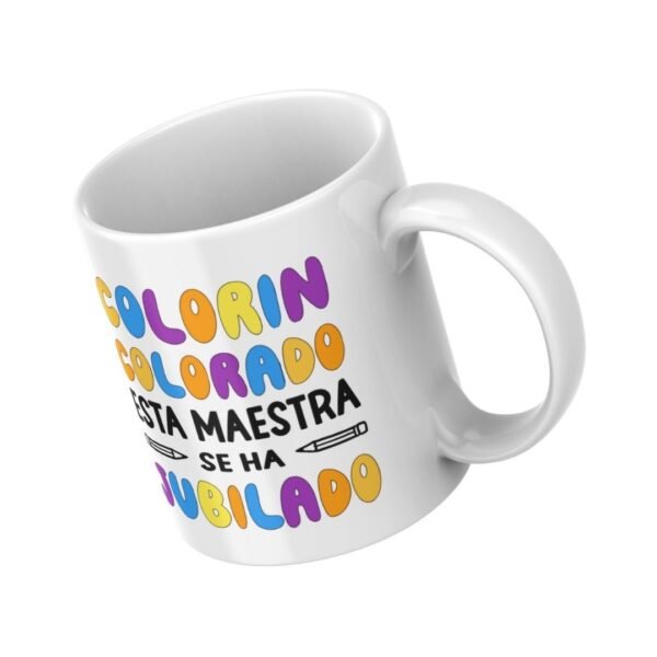 Taza blanca con texto colorin colorado esta maestra se ha jubilado