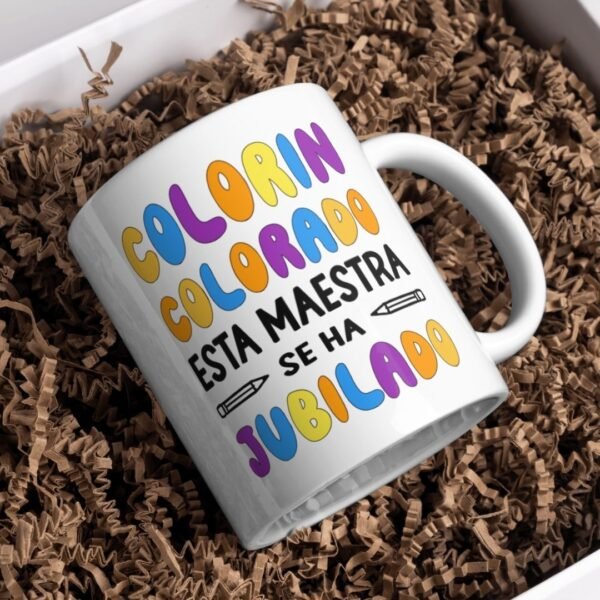 Taza blanca con texto colorin colorado esta maestra se ha jubilado