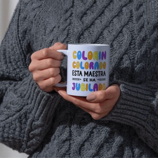 Taza blanca con texto colorin colorado esta maestra se ha jubilado