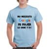 Camiseta de color azul celeste personalizada con el logo de google y la ironica frase de "no necesito google mi mujer lo sabe todo"
