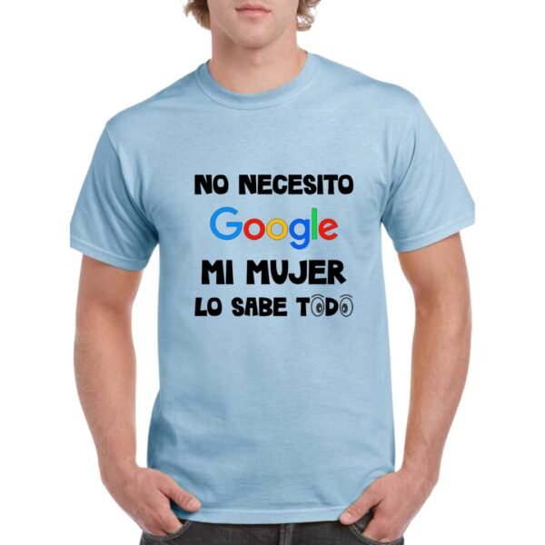 Camiseta de color azul celeste personalizada con el logo de google y la ironica frase de "no necesito google mi mujer lo sabe todo"
