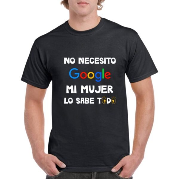 Camiseta de color negro personalizada con el logo de google y la ironica frase de "no necesito google mi mujer lo sabe todo"