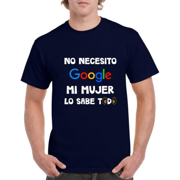Camiseta de color azul marino personalizada con el logo de google y la ironica frase de "no necesito google mi mujer lo sabe todo"