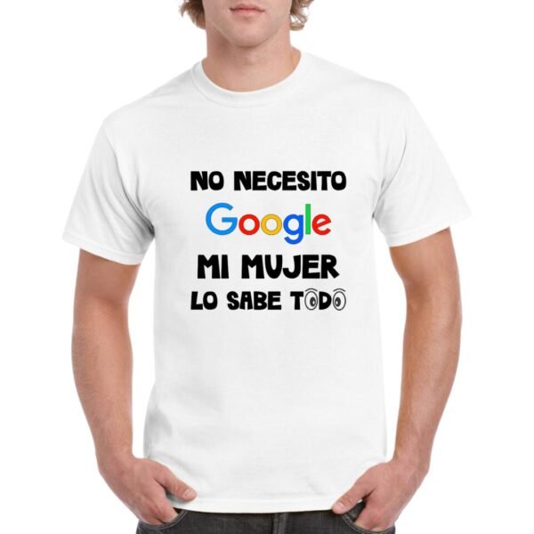 Camiseta de color blanco personalizada con el logo de google y la ironica frase de "no necesito google mi mujer lo sabe todo"