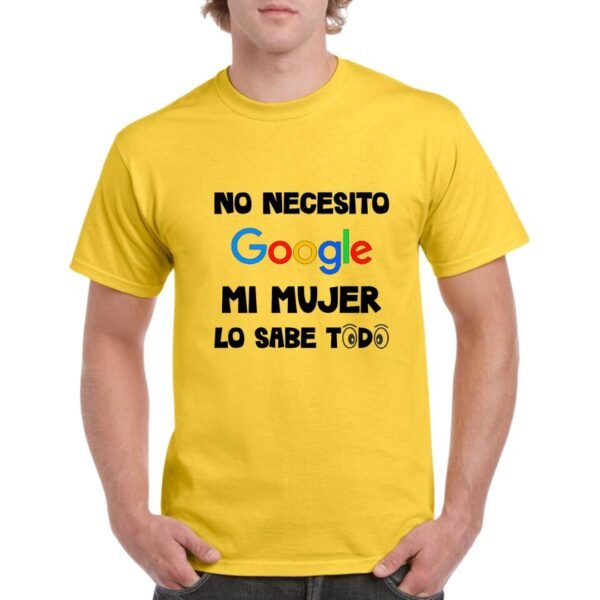 Camiseta de color amarillo personalizada con el logo de google y la ironica frase de "no necesito google mi mujer lo sabe todo"