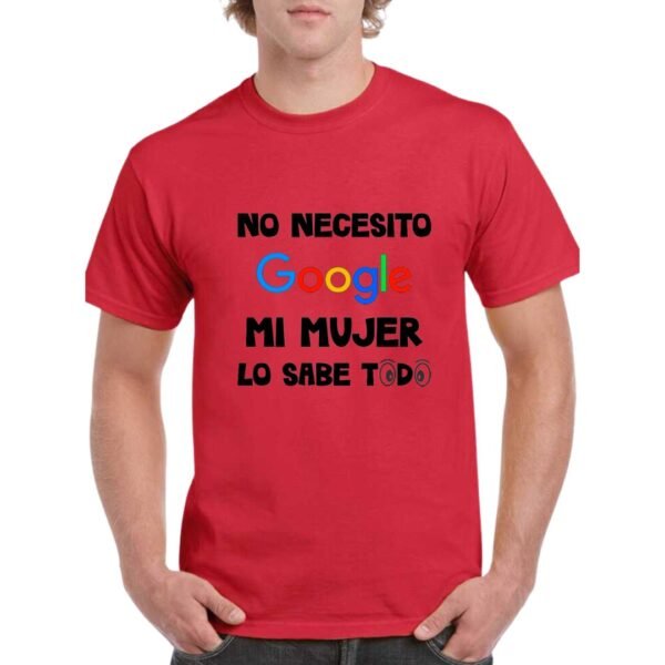 Camiseta de color rojo personalizada con el logo de google y la ironica frase de "no necesito google mi mujer lo sabe todo"