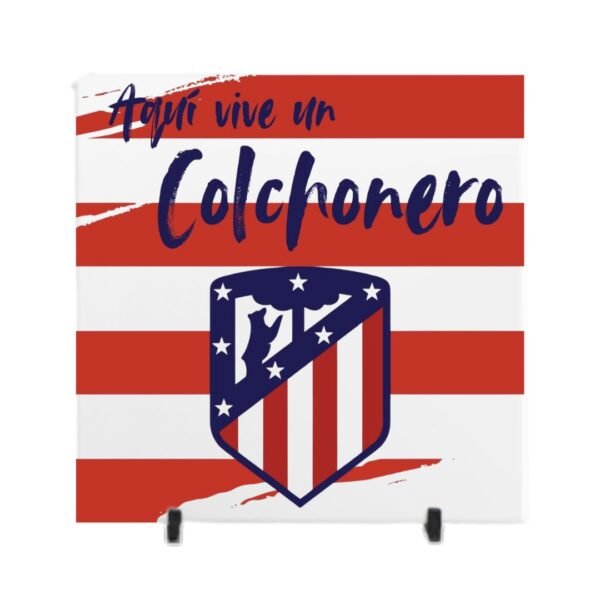 Azulejo ceramico decorado con los colores y escudo del At. de Madrid, personalizado con la frase aqui vive un colchonero