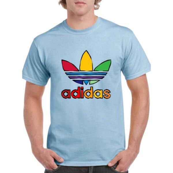 Camiseta unisex de color azul celeste personalizada con el logo de ADIDAS dibujado a trazos con colores muy llamativos