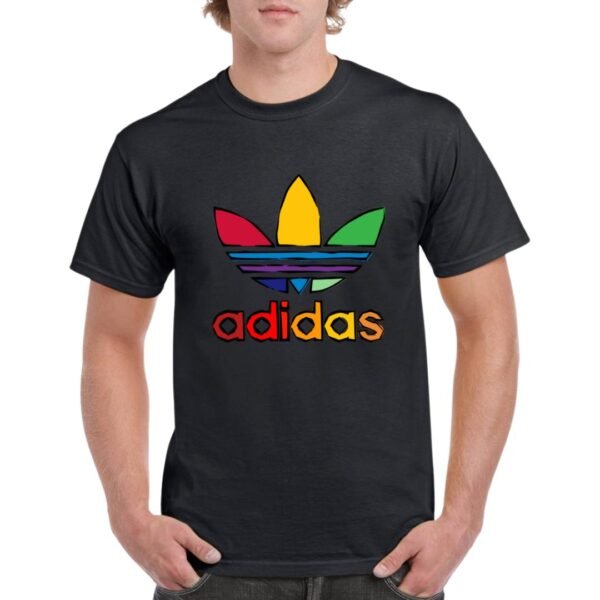 Camiseta unisex de color negro personalizada con el logo de ADIDAS dibujado a trazos con colores muy llamativos