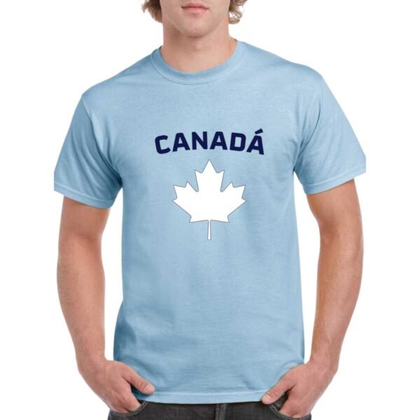 Camiseta unisex algodon de color azul celeste personalizada con la iconica hoja de la bandera de Canada y la palabra CANADÁ