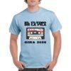 Camiseta color azul celeste personalizada con la imagen de una casette, el nombre del ULTIMO DE LA FILA y GIRA 2026