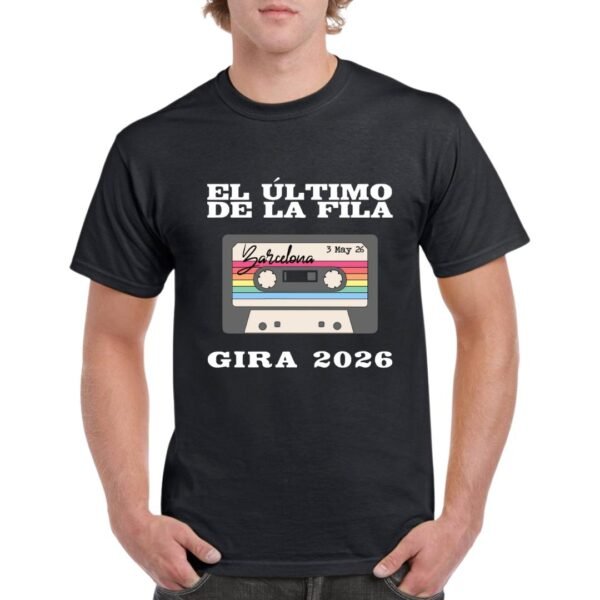 Camiseta color negro personalizada con la imagen de una casette, el nombre del ULTIMO DE LA FILA y GIRA 2026