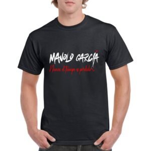 Camiseta unisex de color negro personalizada con el nombre del mitico musico español MANOLO GARCIA y el titulo de su cancion NUNCA EL TIEMPO ES PERDIDO
